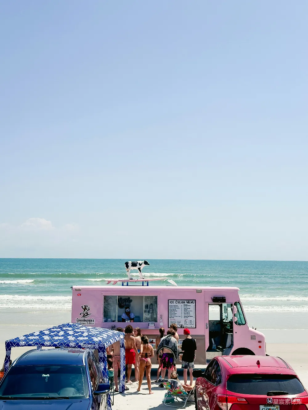 高清摄影 海滩 冰淇淋车 休闲 夏日 旅行 海滩边的粉色冰淇淋车