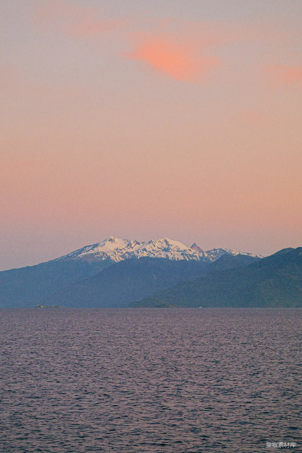 高清摄影 自然风光 日落 宁静 山海景观 户外 夕阳下的雪山与大海