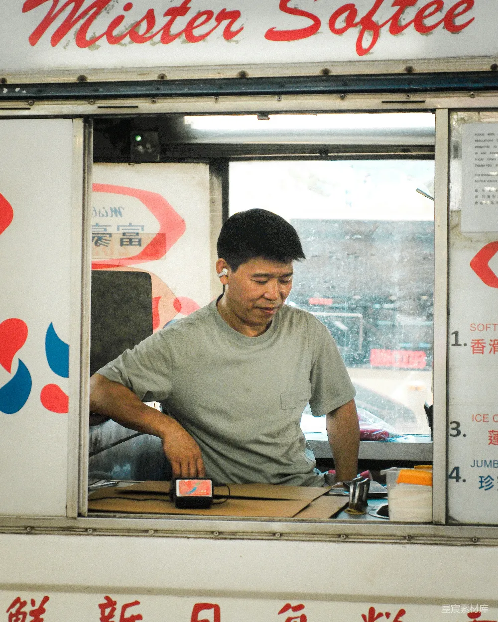 高清摄影 街头小吃 忙碌 生活场景 人像 美食 街头小吃摊的忙碌时刻