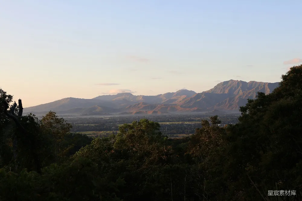 高清摄影 自然风光 山景 清晨 森林 宁静 晨曦中的山峦与森林