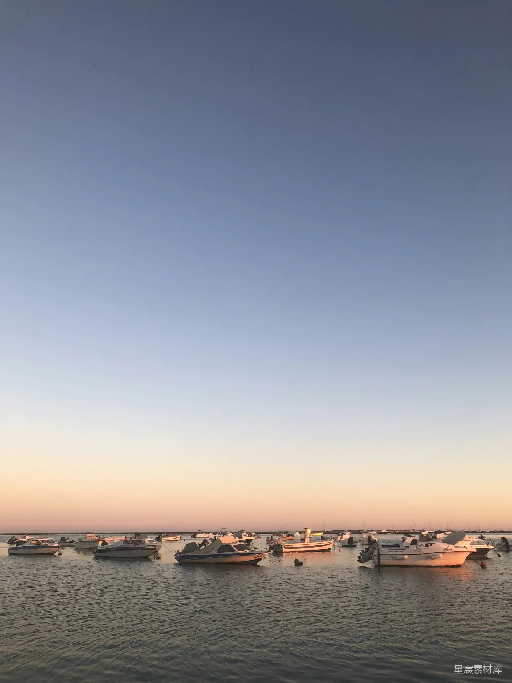 高清摄影 海港 夕阳 船只 平静 风景 夕阳下的宁静海港