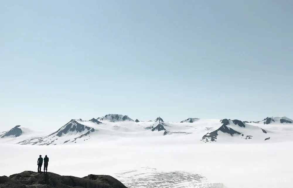 高清摄影 雪山 户外 探险 自然风光 极限运动 壮丽雪山与攀登者
