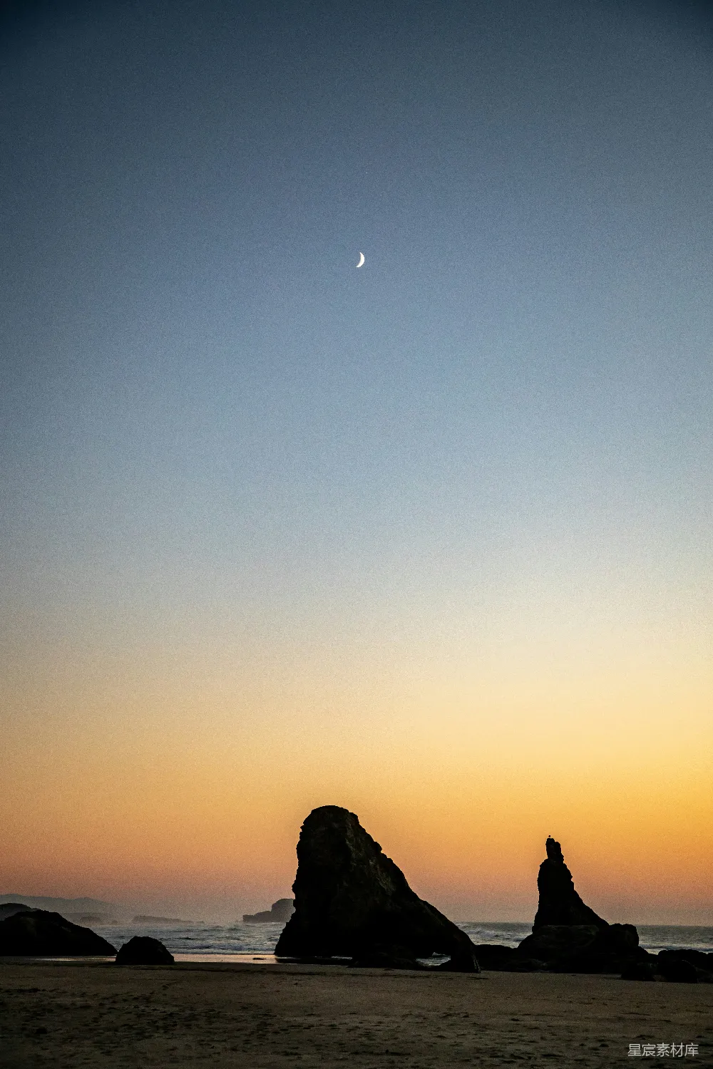 高清摄影 海滩 黄昏 新月 自然 宁静 黄昏时分的海岸与新月