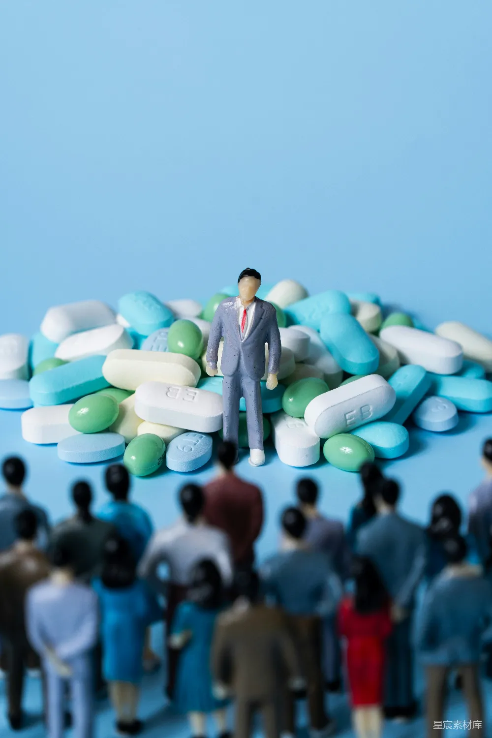 高清摄影 药丸 微型人 医疗健康 微型摄影 药物滥用 药海中的小人物
