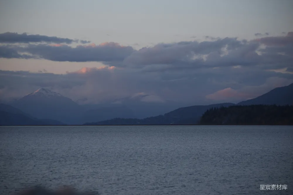 高清摄影 湖泊 山景 黄昏 自然风光 宁静 暮色中的宁静湖景