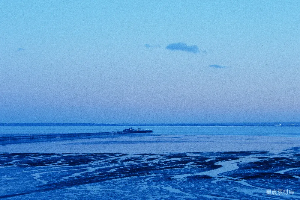 高清摄影 海滨 蓝色 宁静 远景 海洋 蓝色调的海滨风光