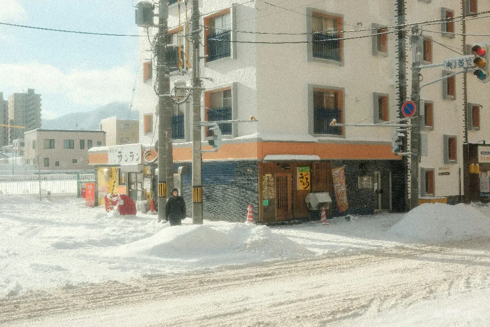 高清摄影 雪景 街道 建筑 冬季 城市 冬日雪景中的城市街道