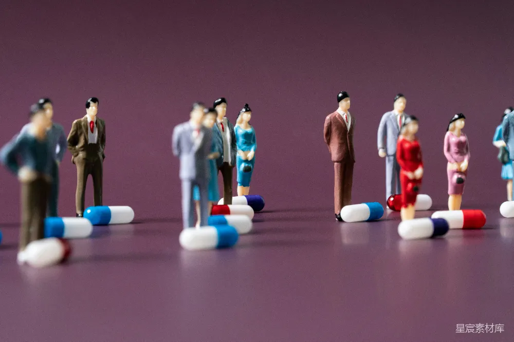 高清摄影 微缩人偶 药丸 社会隐喻 微观世界 健康与社会 微缩人偶与药丸：社会的隐喻