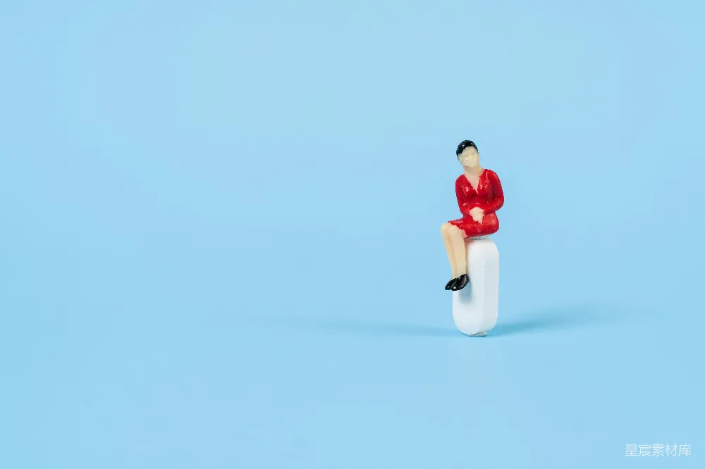 高清摄影 微型人物 牙膏 创意 简约 生活 微型人物坐在牙膏上