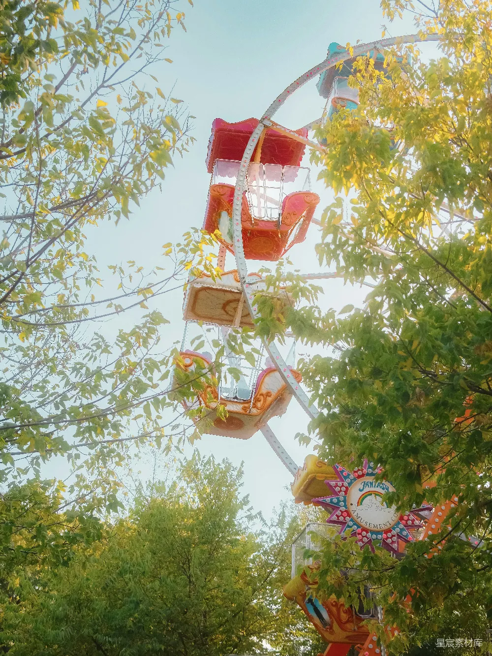 高清摄影 秋景 游乐场 旋转木马 自然 休闲 秋日游乐场的梦幻旋转