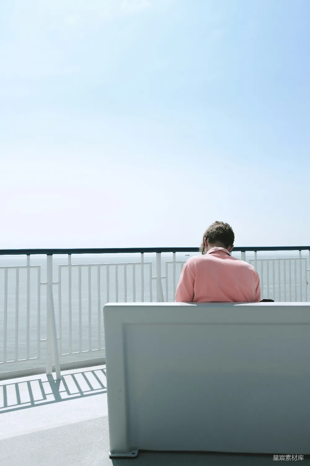 高清摄影 海景 孤独 背影 休闲 宁静 海边独坐的背影