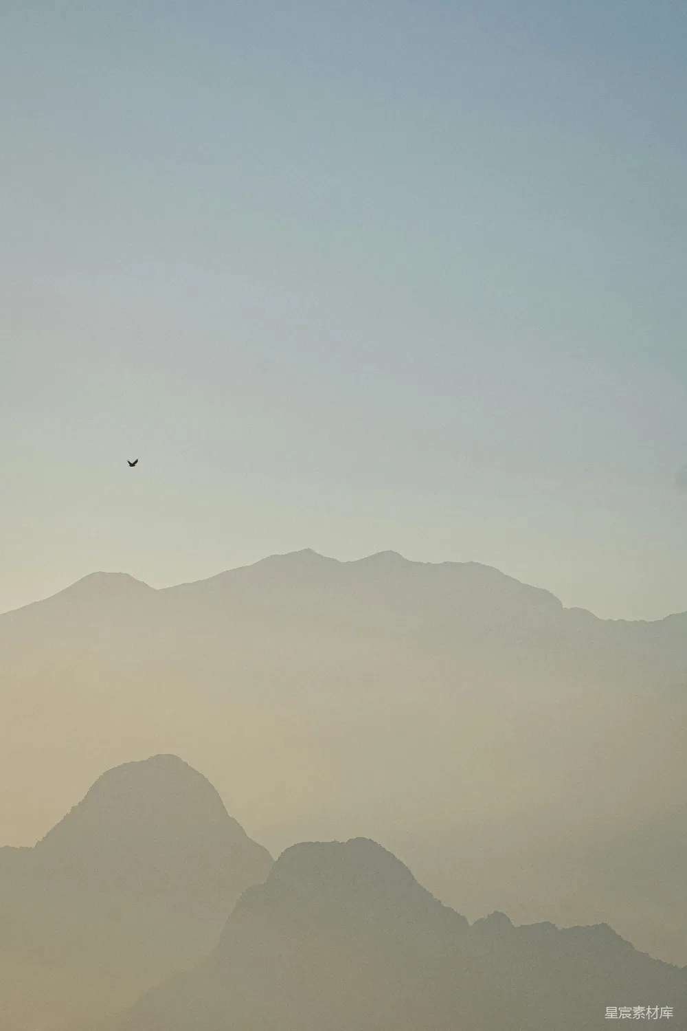 高清摄影 山景 自然 宁静 天空 飞行 山峦与孤鸟
