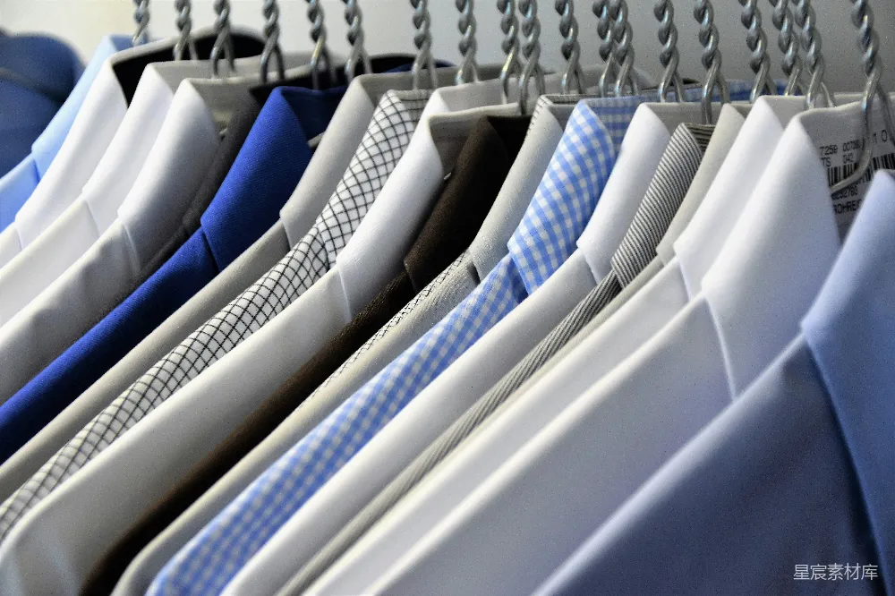 高清摄影 男士衬衫 衣架 服饰 服装店 日常穿搭 衣架上的男士衬衫