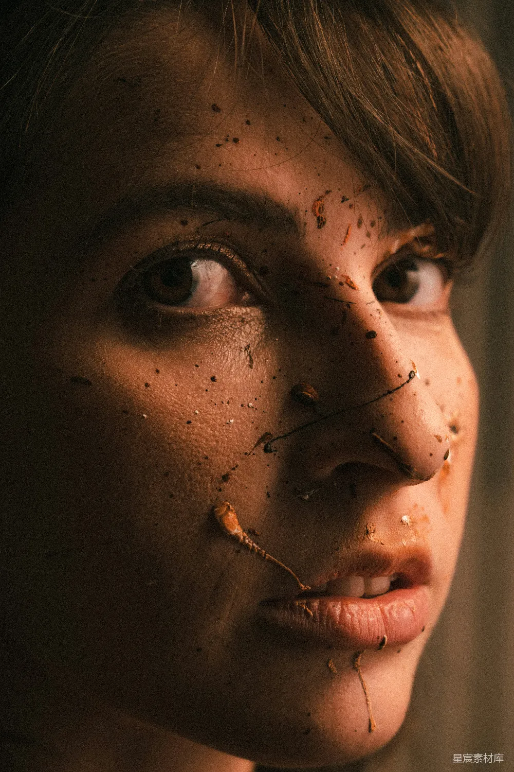 高清摄影 人像摄影 尘埃 微笑 艺术风格 情感表达 尘埃与微笑
