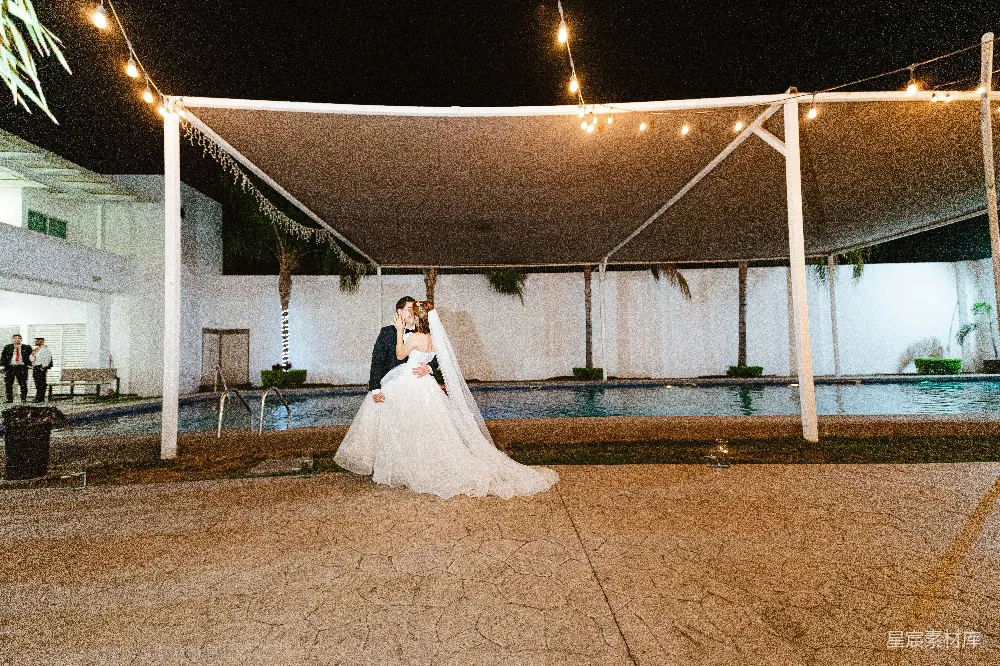 高清摄影 婚礼 夜景 泳池 浪漫 爱情 夜晚泳池边的婚礼瞬间