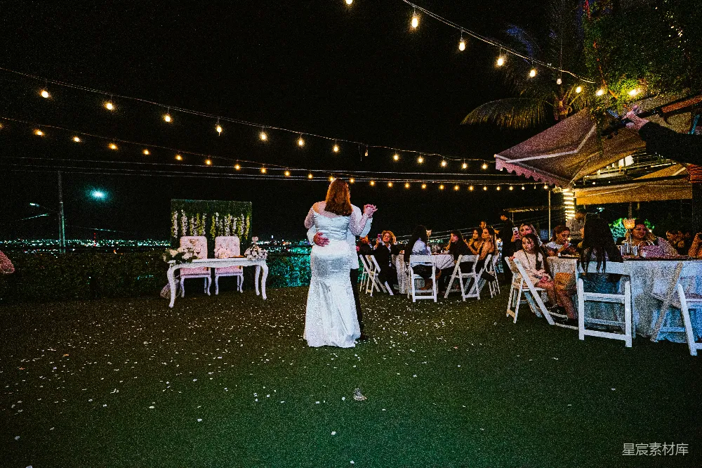 高清摄影 婚礼 夜景 灯光 浪漫 舞会 夜色婚礼：灯光下共舞的甜蜜时光
