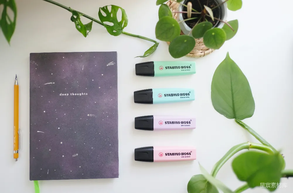 高清摄影 笔记本 荧光笔 创意设计 办公用品 家居装饰 梦幻星空笔记本与荧光笔
