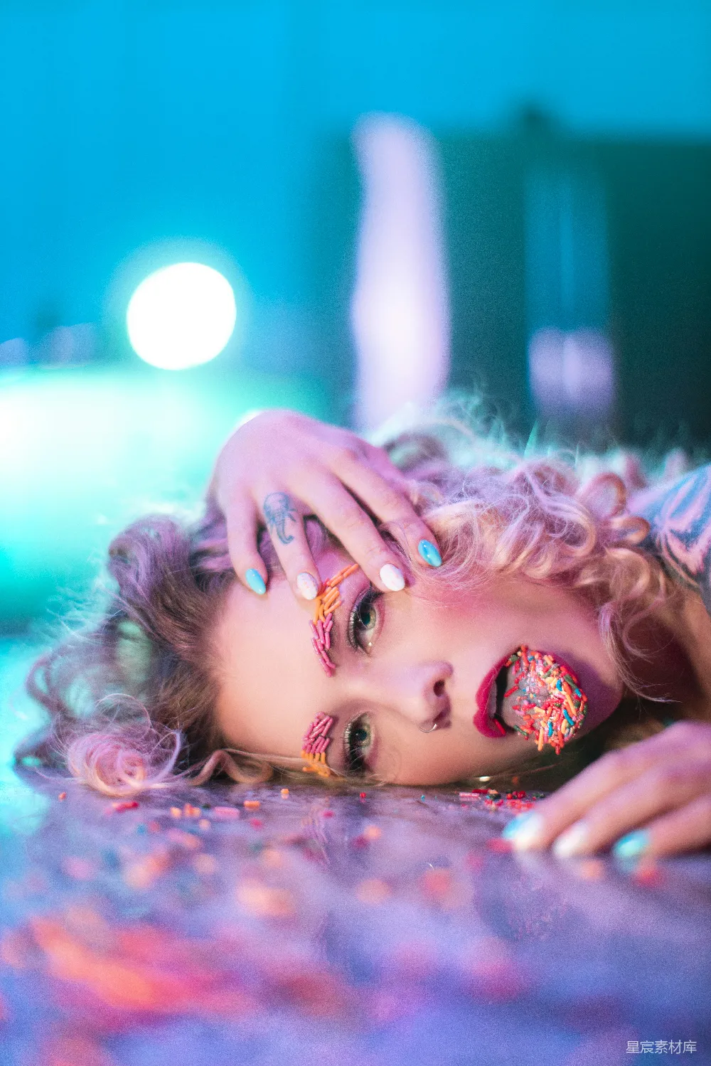 高清摄影 梦幻 色彩 艺术 甜点 人像 甜蜜的梦境：粉色头发的女孩与彩色糖霜
