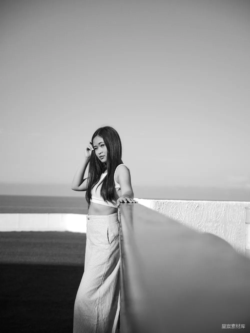 高清摄影 黑白色调 人物肖像 海边 思考 静谧 海边独思