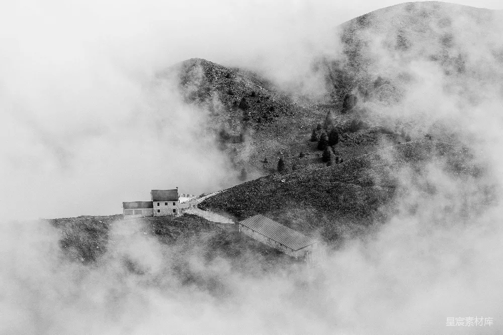 高清摄影 山景 黑白摄影 自然风光 宁静 建筑 云雾缭绕的山间小屋