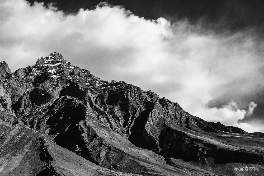 高清摄影 山峰 云层 黑白摄影 自然景观 户外风光 山峰与云层的黑白对话