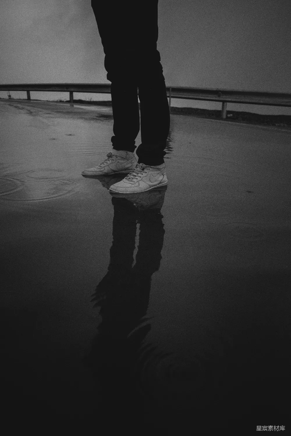高清摄影 雨天 倒影 街头 黑白 宁静 雨中行走的倒影