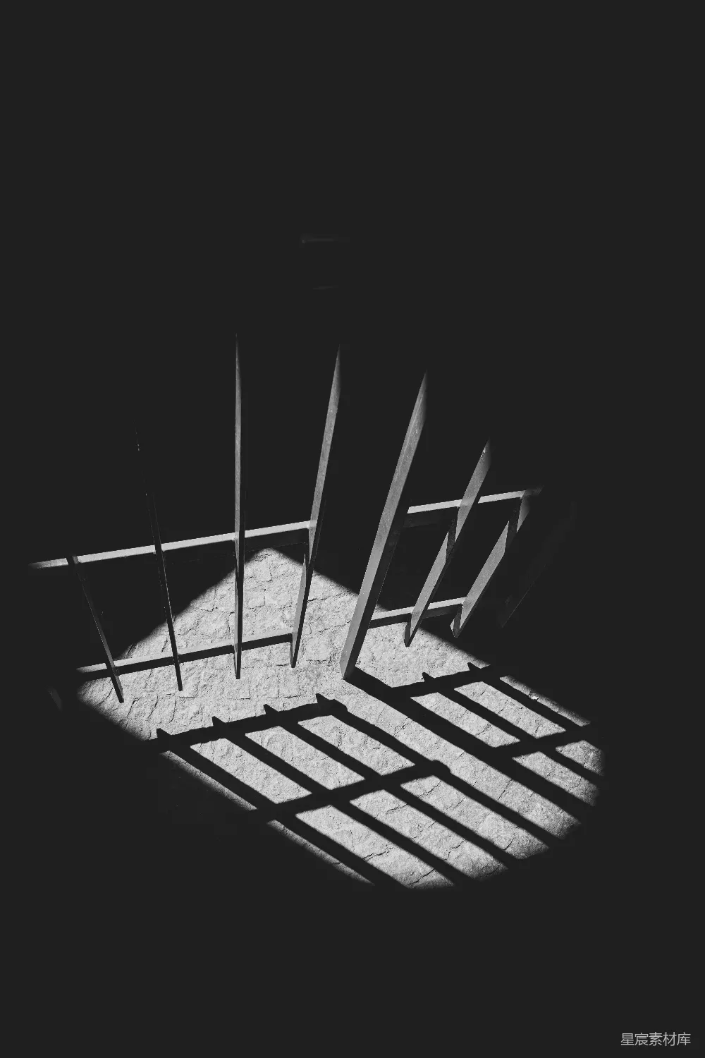 高清摄影 黑暗 阴影 铁栅栏 冷色调 抽象 暗室中的铁栅栏阴影