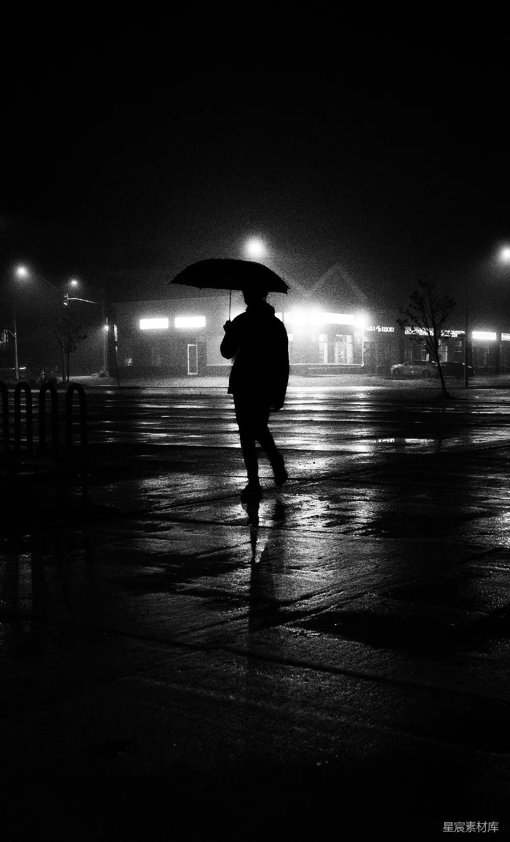 高清摄影 夜景 雨天 孤独 伞影 黑白 夜雨中的孤独身影