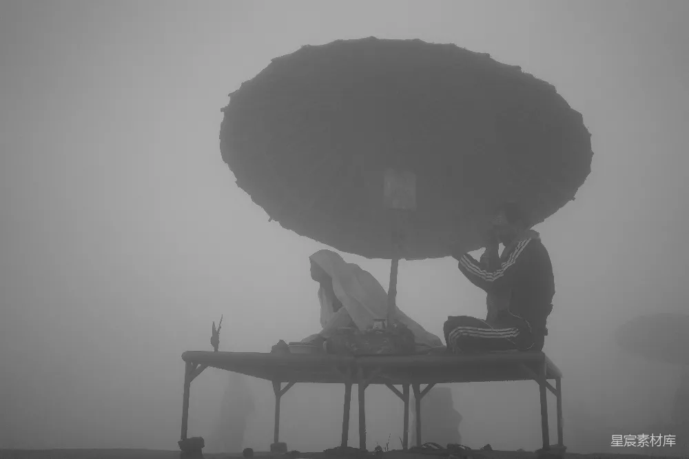 高清摄影 宗教 雾 祈祷 神圣 仪式 雾中祈祷：神圣的仪式