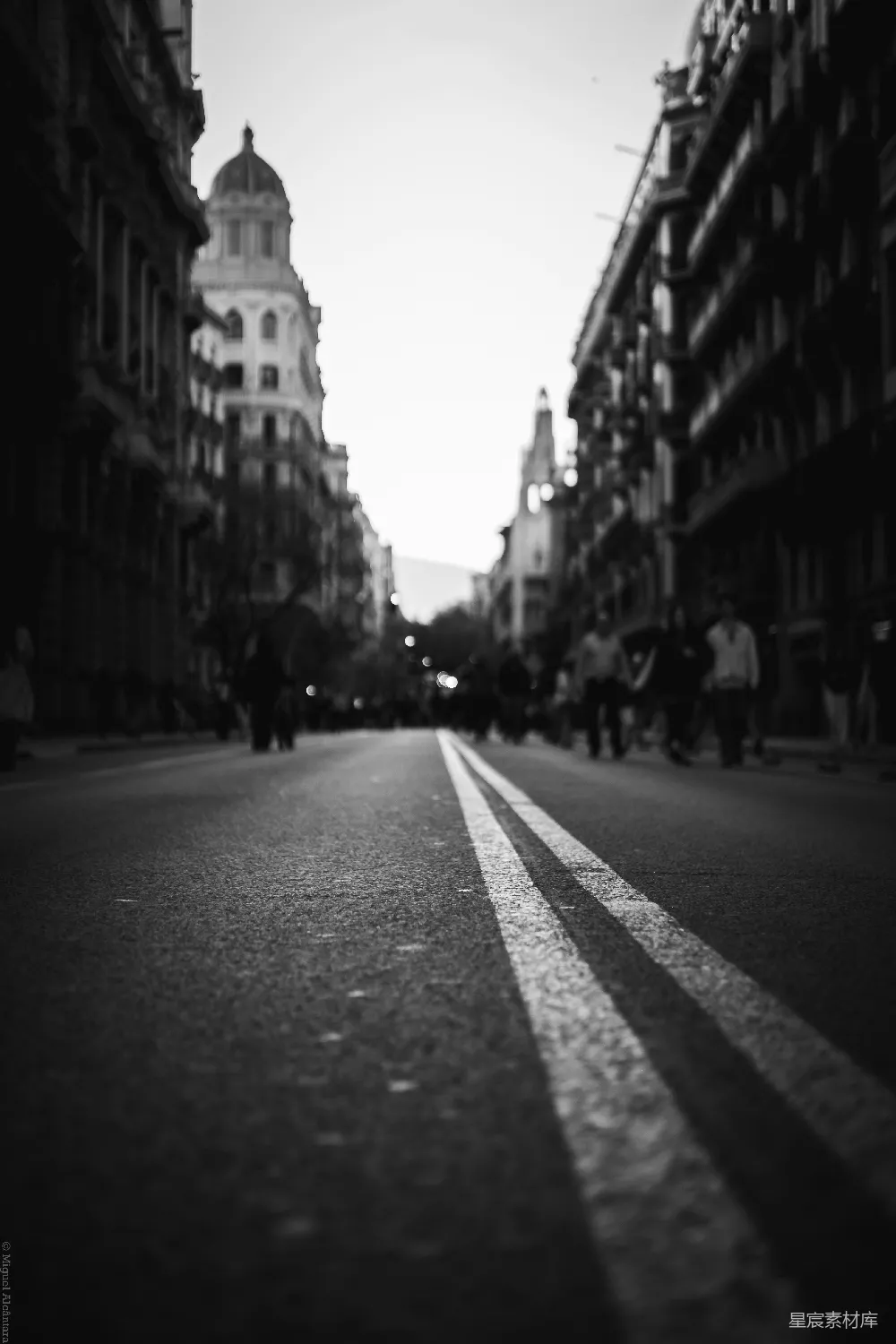 高清摄影 城市 黑白 街景 人行道 建筑 城市街道的黑白倒影