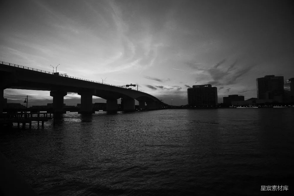 高清摄影 城市 桥梁 日落 黑白 宁静 夕阳下的城市剪影