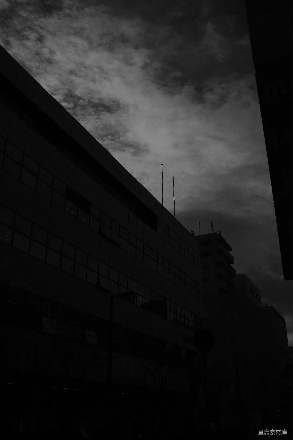 高清摄影 建筑 阴天 城市 低角度 黑白 阴云密布的城市