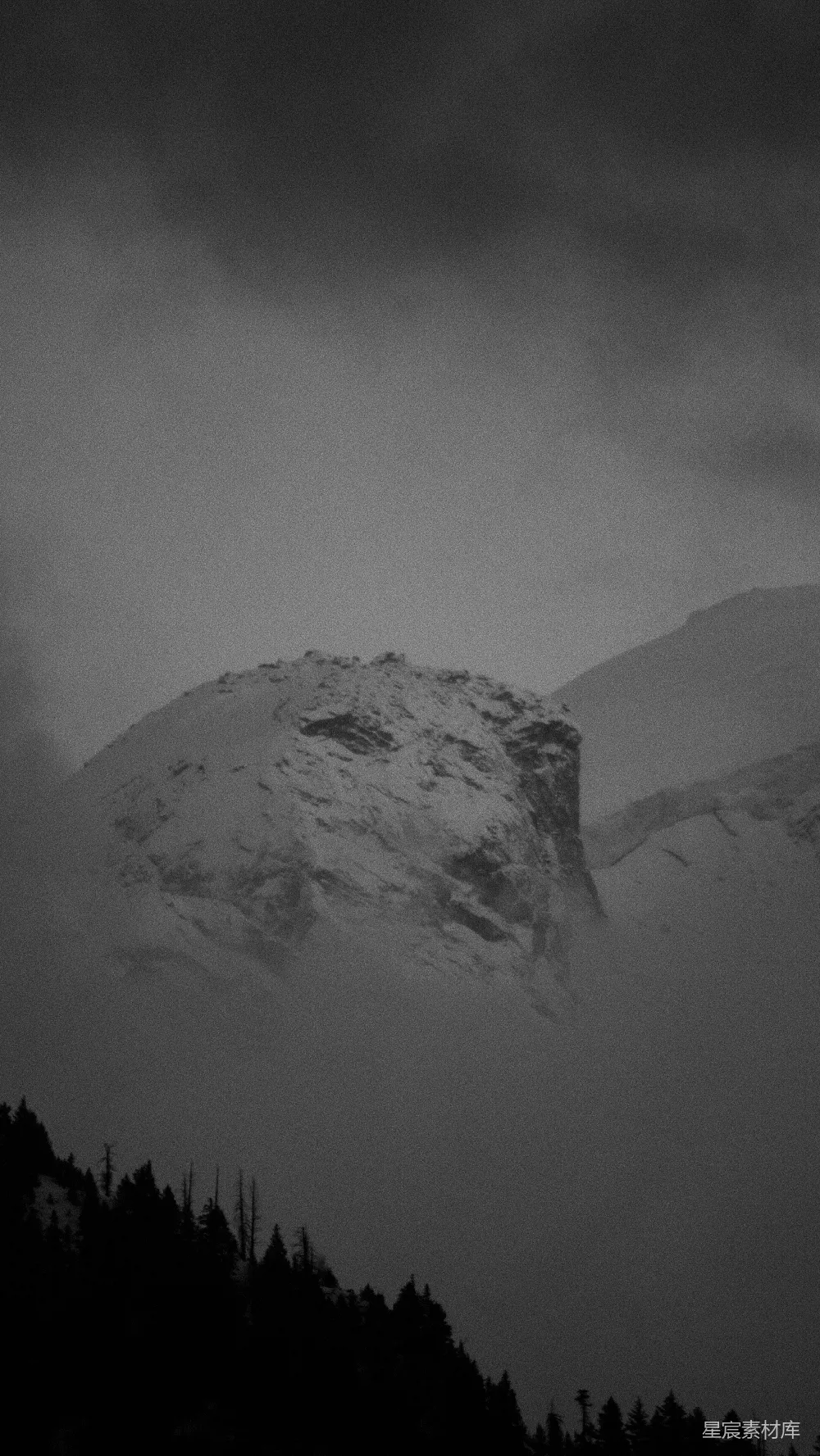 高清摄影 雪景 山峰 雾气 黑白 宁静 雪峰在雾中