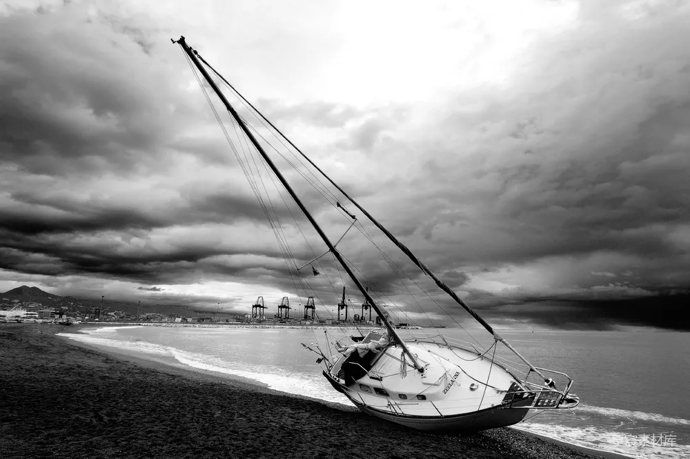 高清摄影 黑白摄影 自然景观 风暴 搁浅 海滩 风暴中的搁浅帆船