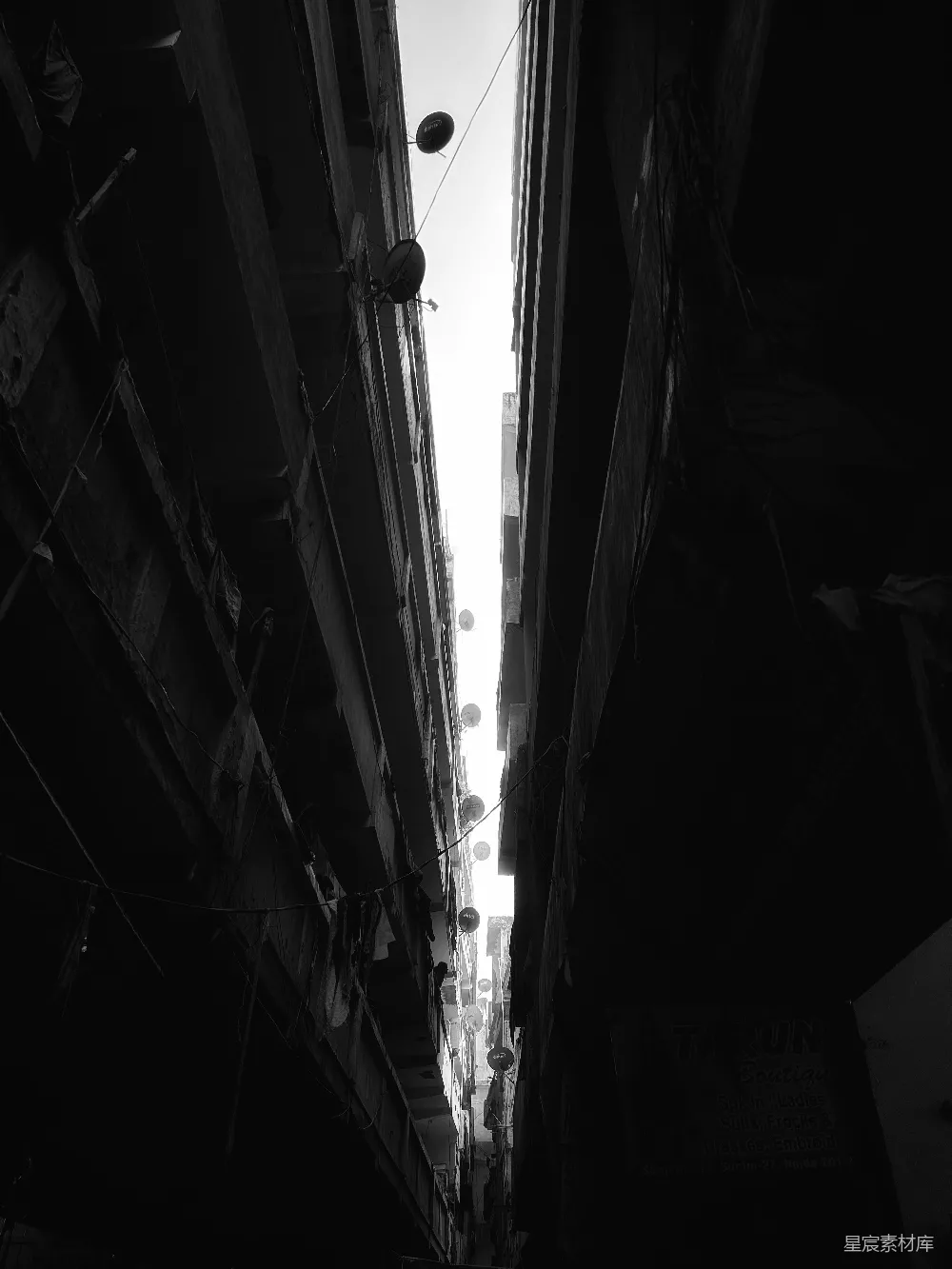 高清摄影 黑白摄影 城市景观 街道视角 光影效果 建筑细节 狭窄巷道的光影