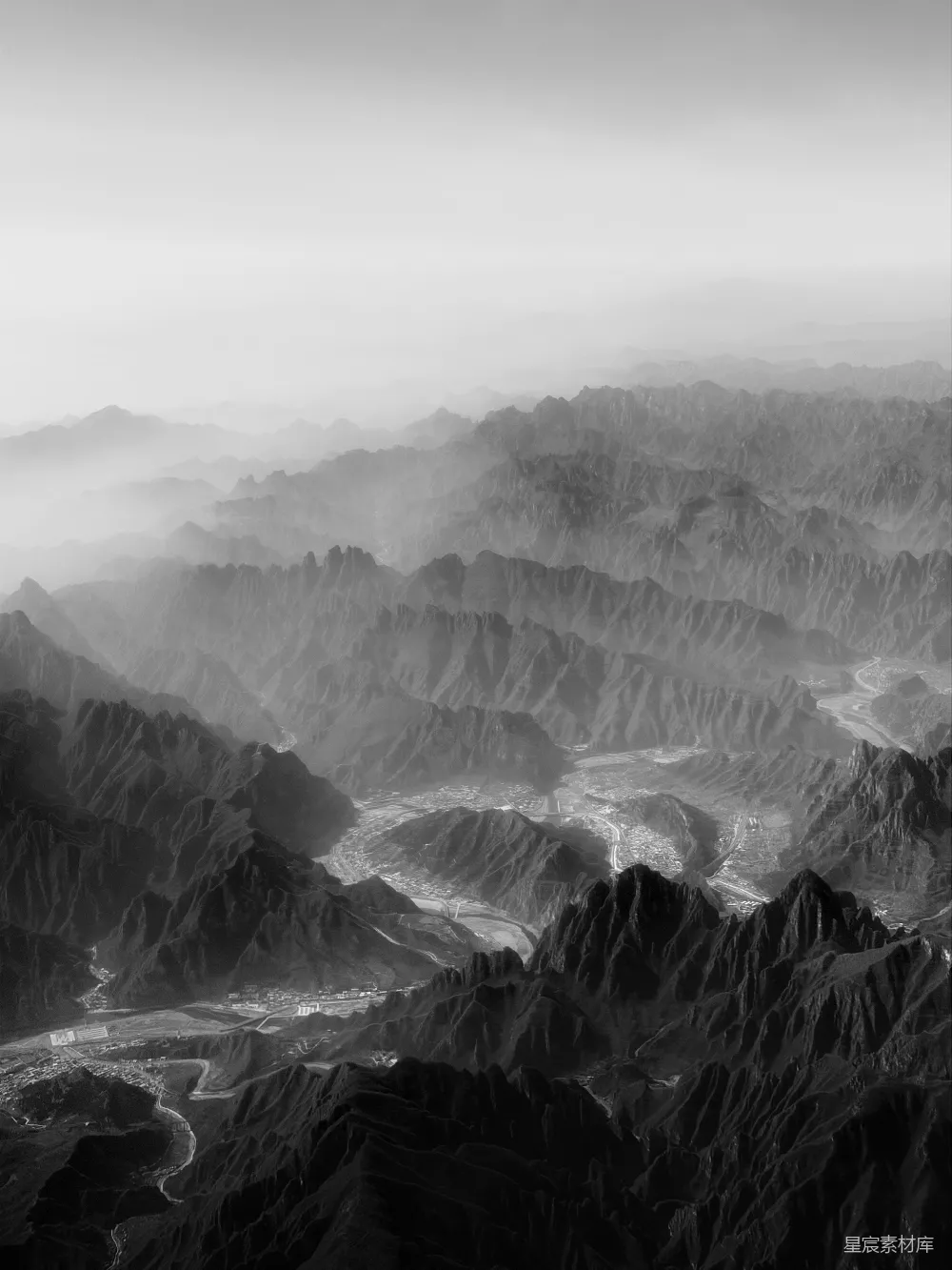 高清摄影 山脉 黑白摄影 自然风光 城市全景 意境深远 山峦叠翠，雾气缭绕的自然景观
