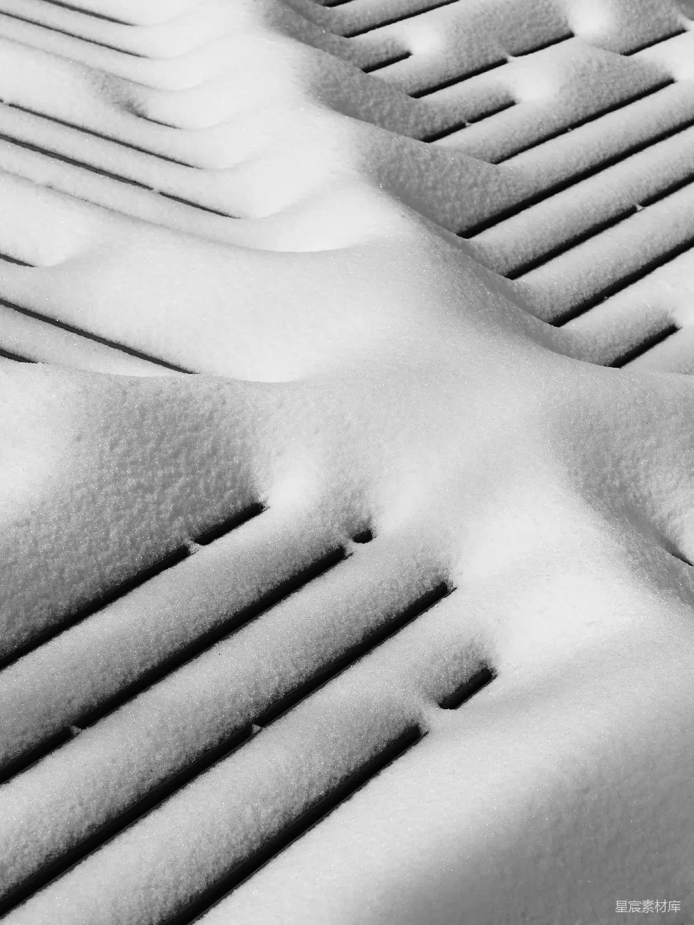 高清摄影 雪景 线条美 黑白艺术 冬季 静谧 雪覆木椅