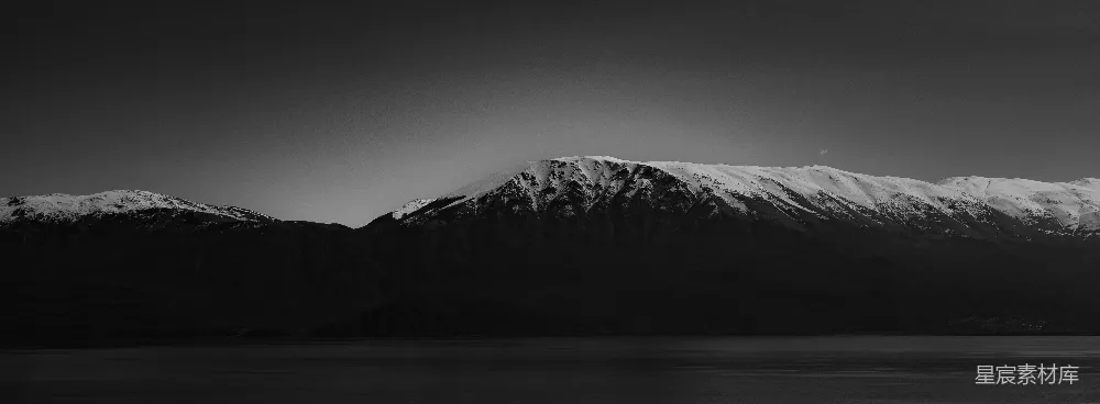 高清摄影 黑白摄影 山景 自然风光 宁静 湖光山色 雪峰与湖面的静谧之美