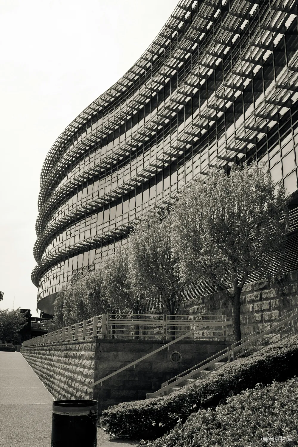 高清摄影 建筑 现代风格 自然融合 城市景观 黑白摄影 现代建筑与自然景观的和谐共生