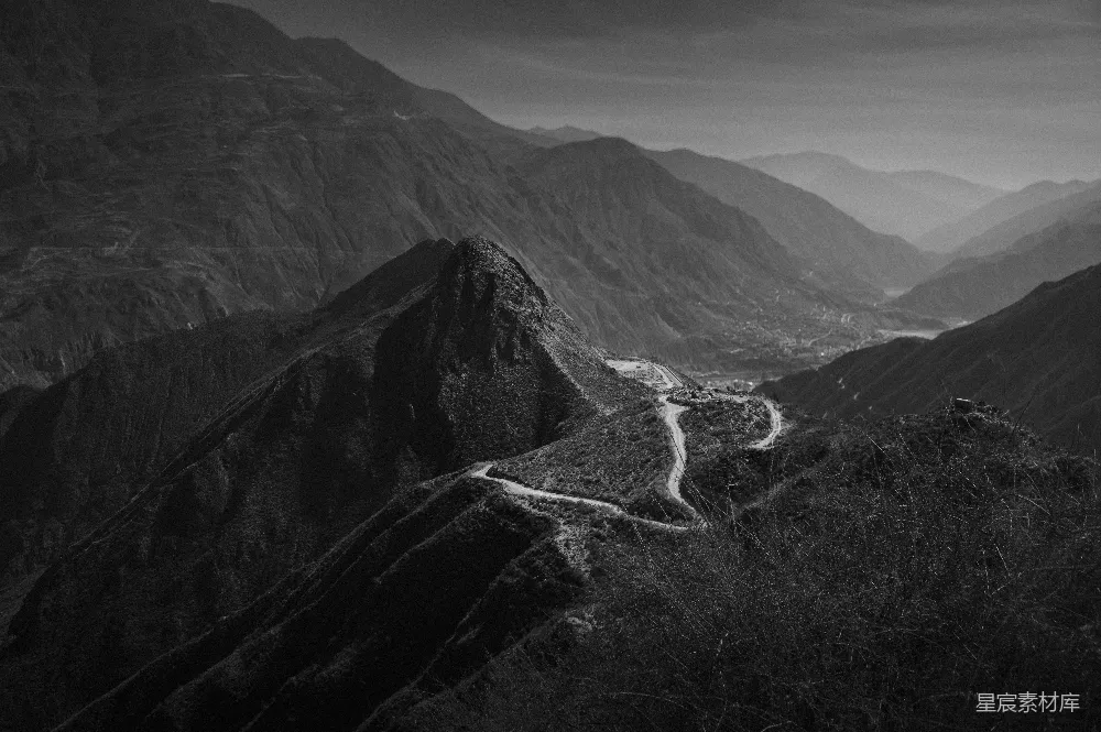 高清摄影 山景 公路 黑白 自然风光 旅行 黑白色调的山间蜿蜒公路