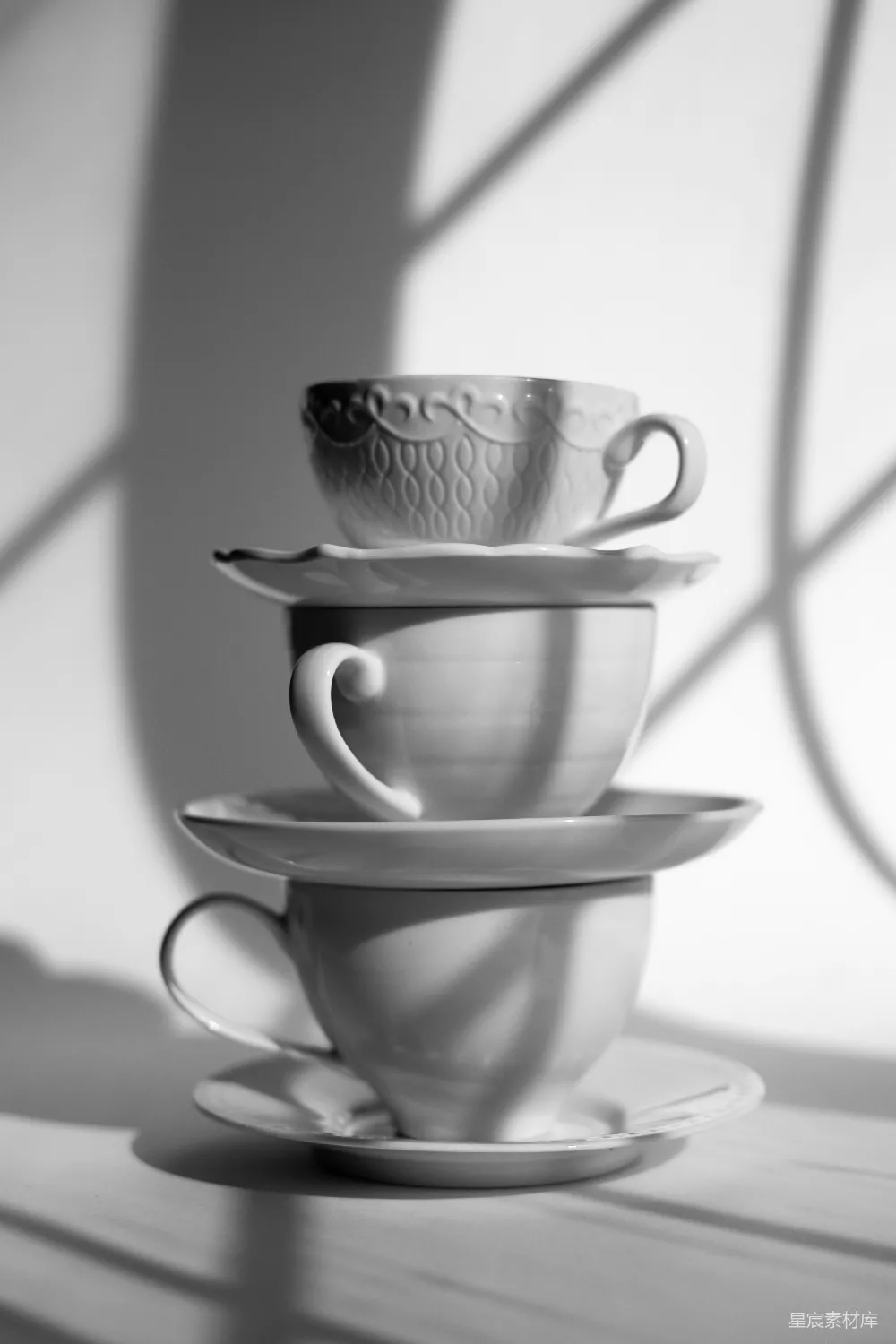 高清摄影 茶杯 光影 优雅 静物 装饰 光影下的茶杯堆
