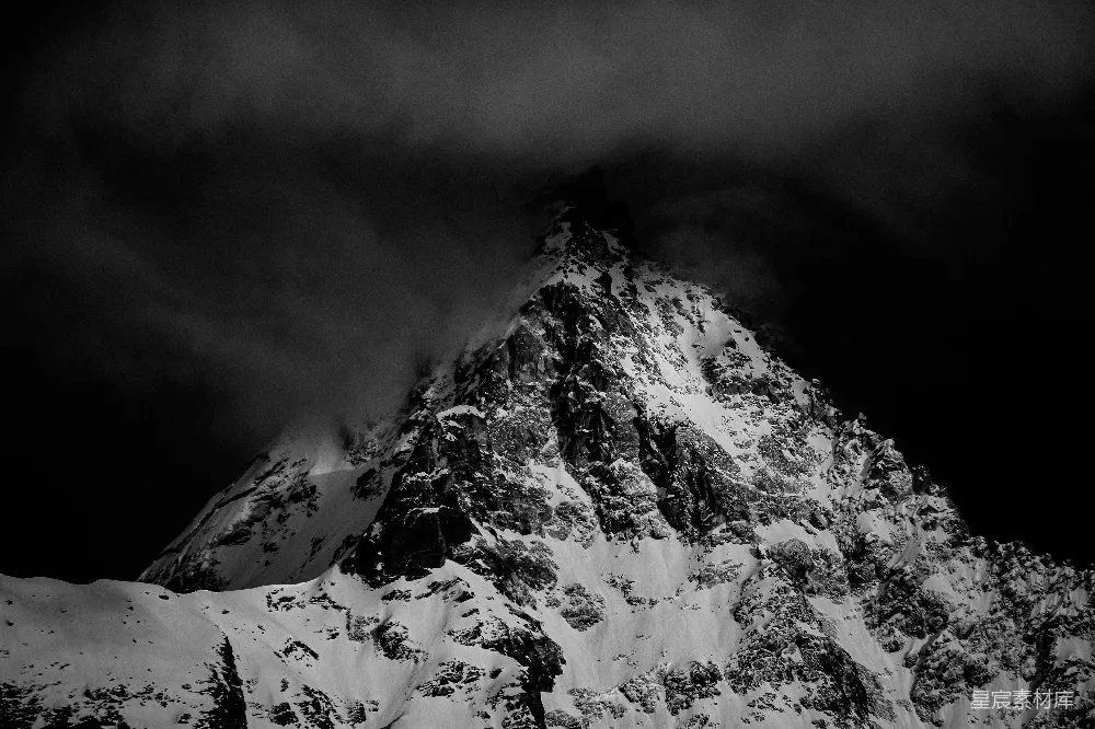 高清摄影 雪山 黑白 自然 风景 宁静 云雾缭绕的雪山