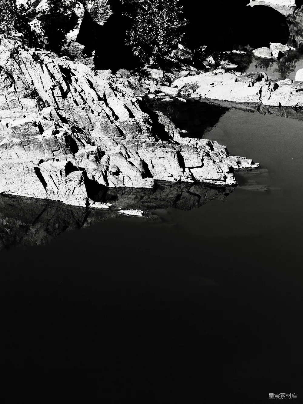 高清摄影 黑白艺术 自然风景 湖水 岩石 宁静 黑白岩石与静谧湖水