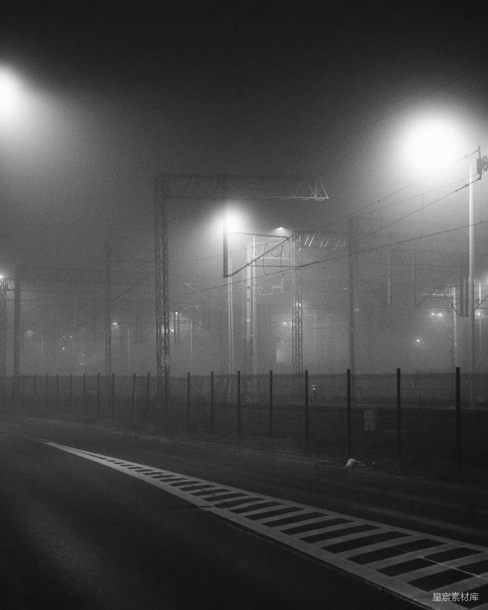 高清摄影 夜晚 雾气 车站 城市 黑白 雾中的车站