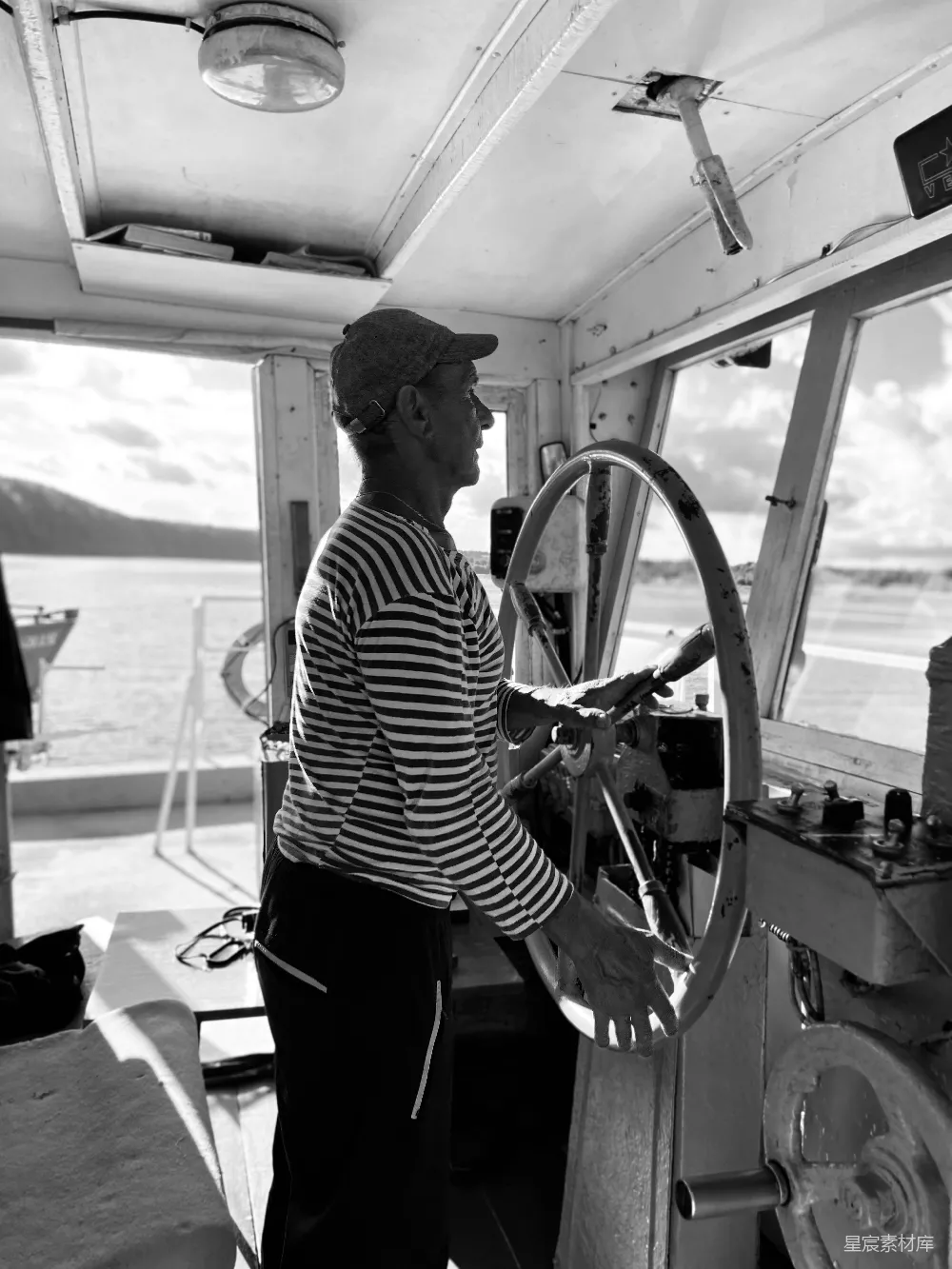 高清摄影 黑白摄影 船只驾驶 水手 海上生活 日常生活 掌舵人