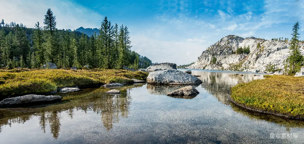 高清摄影  灰色和白色的山丘靠近河流