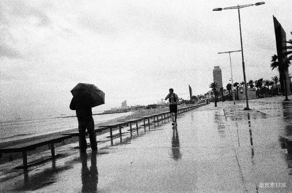 高清摄影 黑白摄影 雨天 海滨 城市 日常生活 雨中的海边漫步