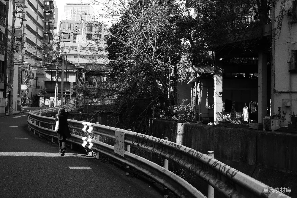 高清摄影 黑白摄影 街景 孤独 城市角落 街拍 都市中的背影