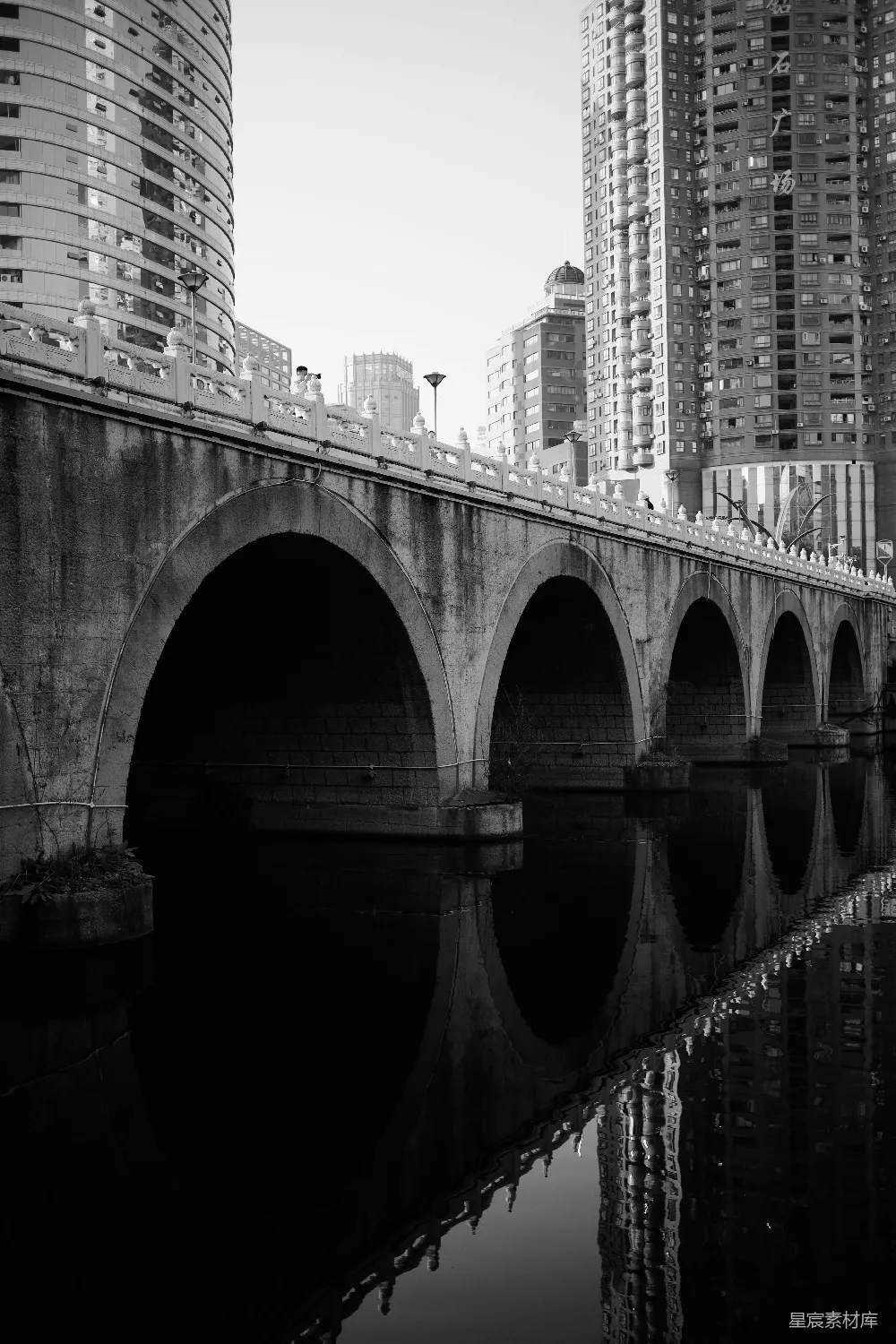 高清摄影 黑白摄影 城市景观 桥梁倒影 现代建筑 静谧 黑白城市中的桥梁倒影