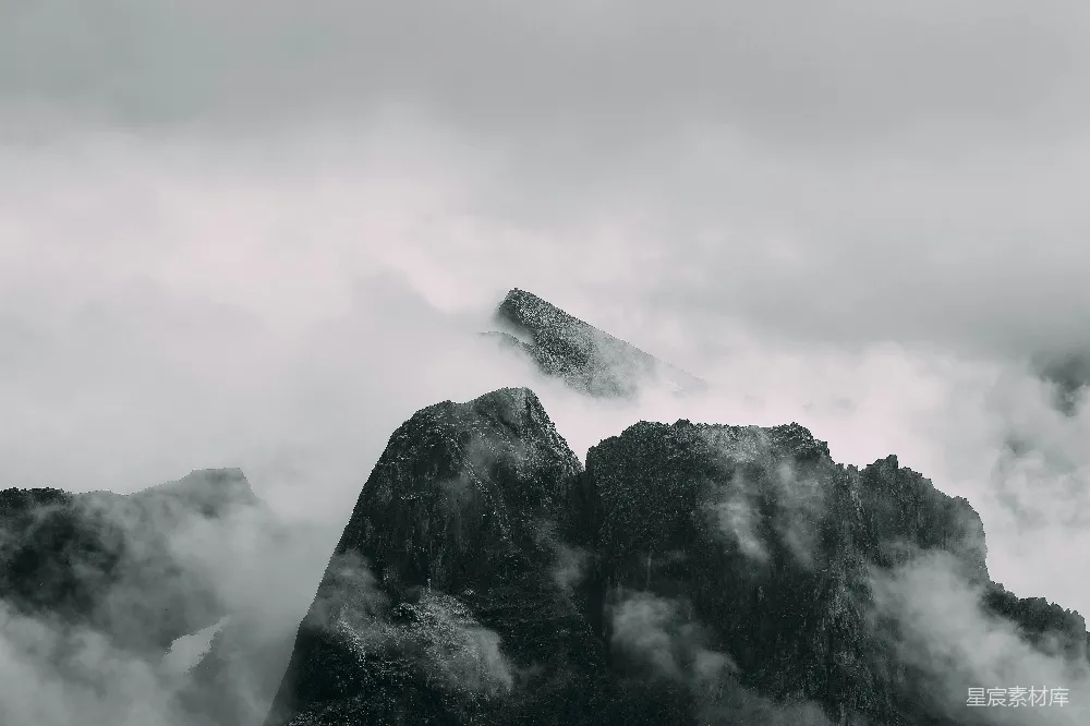 高清摄影 山峰 云雾 黑白 自然 宁静 云雾缭绕的山峰